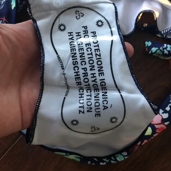 Bikini - Picture 2 of 2